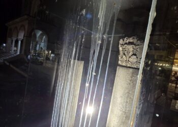 Αγρίνιο: Βανδάλισαν τους κίονες στη Μητρόπολη λίγες ώρες μετά την τοποθέτησή τους