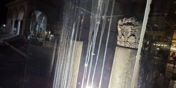 Αγρίνιο: Βανδάλισαν τους κίονες στη Μητρόπολη λίγες ώρες μετά την τοποθέτησή τους