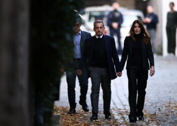 Νικολά Σαρκοζί: Με την Κάρλα Μπρούνι στο πλευρό του οδηγείται στη φυλακή La Santé