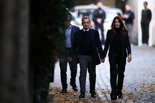 Νικολά Σαρκοζί: Με την Κάρλα Μπρούνι στο πλευρό του οδηγείται στη φυλακή La Santé