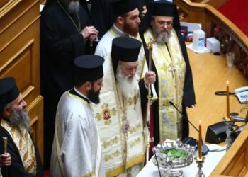 Βουλή: Ο αγιασμός με τον Αρχιεπίσκοπο Ιερώνυμο και το μήνυμα για ενότητα και αγώνα
