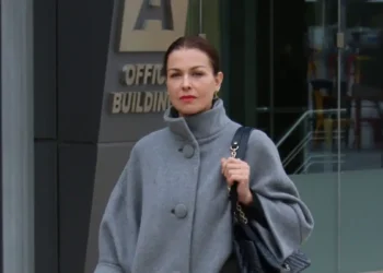 Η Τζίνα Αλιμόνου και ο σύντροφός της στο αστυνομικό τμήμα για περιστατικό ενδοοικογενειακής βίας