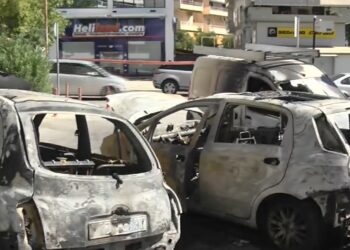 Παραδόθηκαν στις φλόγες τέσσερα αυτοκίνητα στον Άλιμο