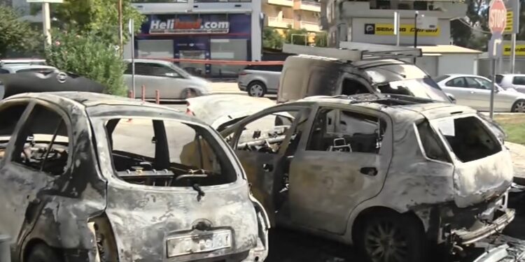 Παραδόθηκαν στις φλόγες τέσσερα αυτοκίνητα στον Άλιμο