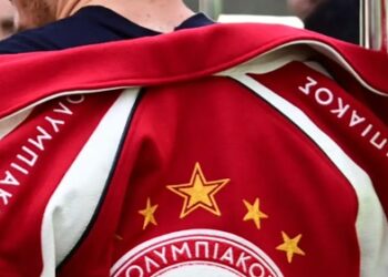 Το τζάκετ των 100 χρόνων του Ολυμπιακού τράβηξε τα βλέμματα πριν το ταξίδι στη Βαρκελώνη
