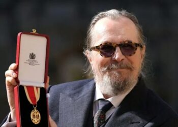 Ο Γκάρι Όλντμαν έγινε ιππότης από τον πρίγκιπα Γουίλιαμ – «Θέλω να σου ρίξω ένα καλό πλύσιμο»