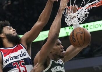 «Μαγική» πρεμιέρα από τον «Greek freak» στο φετινό ΝΒΑ