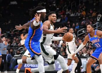 Γιάννης Αντετοκούνμπο «μονομαχεί» με όλη την πεντάδα των Θάντερ – Ήττα για Μπακς