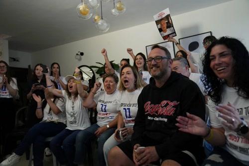 IDF: Παραλήφθηκαν από τον Ερυθρό Σταυρό οι 7 όμηροι – Επιστρέφουν σύντομα στο Ισραήλ