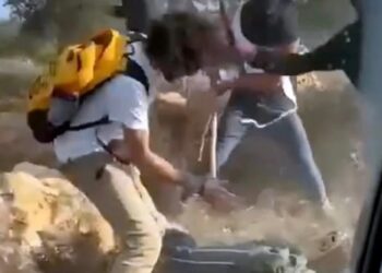 Δυτική Όχθη: Ισραηλινοί επιτέθηκαν σε Παλαιστίνιους αγρότες – Βίντεο δείχνουν καταδίωξη σε ελαιώνες