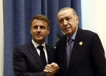 Το σταυρωτό φιλί και η αγκαλιά Μακρόν – Ερντογάν στη Σύνοδο Κορυφής του Σαρμ ελ Σέιχ