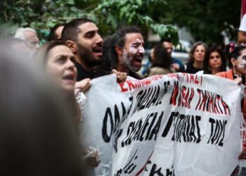 Μεταξουργείο: Επεισόδια κατά τη διαμαρτυρία εκπαιδευτικών και γονέων για συγχωνεύσεις σχολικών τμημάτων