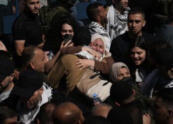 «Ήμασταν σε σφαγείο, όχι σε φυλακή» – η συγκινητική επιστροφή Παλαιστινίων ομήρων