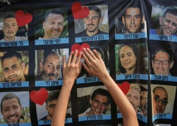 738 ημέρες μετά: συγκίνηση στα πρόσωπα των επιζώντων ομήρων