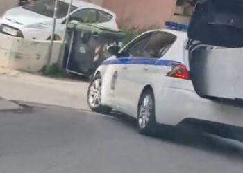 Αστυνομικός μετέφερε ψυγείο με περιπολικό – Ταυτοποιήθηκε, διατάχθηκε ΕΔΕ