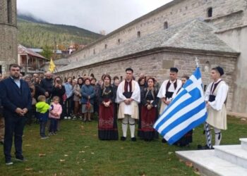 28η Οκτωβρίου: Συγκινητική παρέλαση με τιμή προς το μνημείο της «Γυναίκας της Πίνδου»