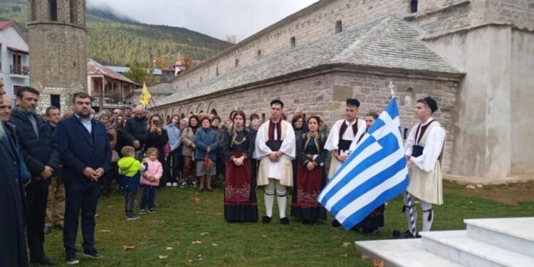 28η Οκτωβρίου: Συγκινητική παρέλαση με τιμή προς το μνημείο της «Γυναίκας της Πίνδου»