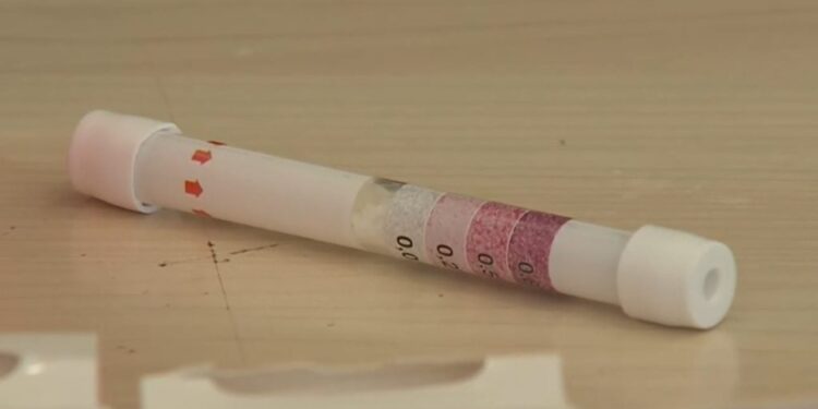 Διαθέσιμα στα φαρμακεία τα self-test για κατανάλωση αλκοόλ – Πόσο κοστίζει και ποιοι το αγοράζουν