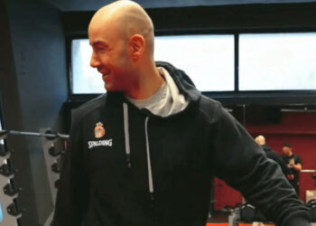 Επιστροφή Σπανούλη στο ΣΕΦ: Αγκαλιές, γέλια και… γαλλικά (vid)