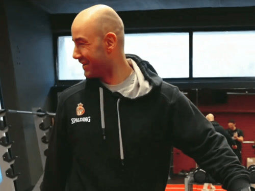 Επιστροφή Σπανούλη στο ΣΕΦ: Αγκαλιές, γέλια και… γαλλικά (vid)