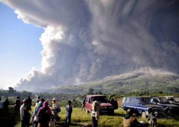 Ινδονησία: Ηφαίστειο στη Φλόρες εκρήγνυται και εκτοξεύει τέφρα σε 10 χλμ ύψος