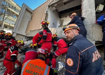 Τουρκία: Οικογενειακή τραγωδία από κατάρρευση κτιρίου – 4 νεκροί, μία επιζήσασα