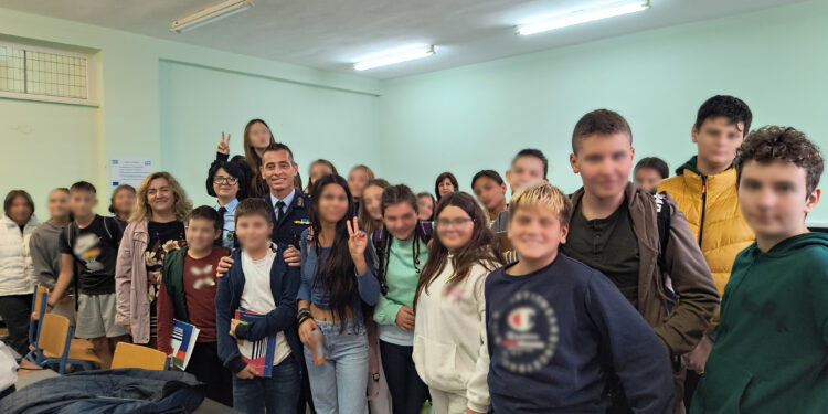 Ενημερωτικές ομιλίες της ΕΛ.ΑΣ σε μαθητές Γυμνασίου στο Μεσολόγγι (ΦΩΤΟ)