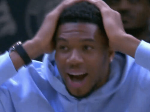 Το βίντεο που έγινε viral: Ο Θανάσης βάζει απίθανο καλάθι και ο Γιάννης… χάνει το μυαλό του! (vid)