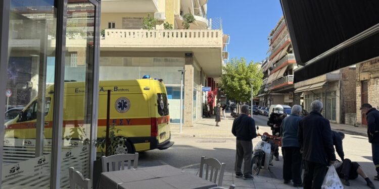 Αγρίνιο: Τροχαίο με τραυματισμό δικυκλιστή, σε διασταύρωση – “καρμανιόλα” (ΦΩΤΟ – ΒΙΝΤΕΟ)