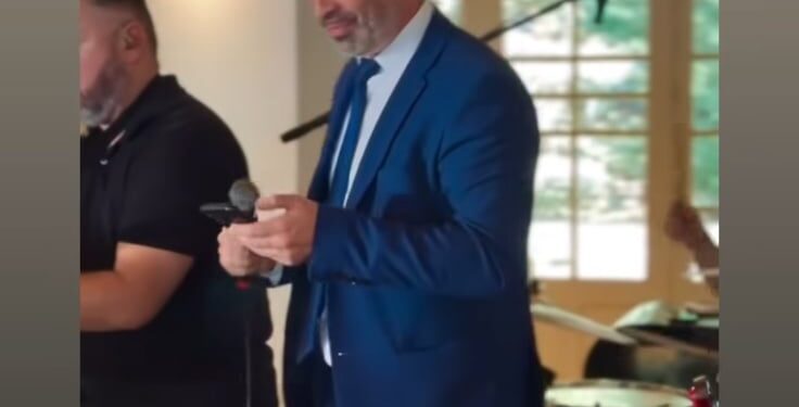 Το ‘ριξε στο τραγούδι ο Πάνος Μαρνέζος και τα πήγε μια χαρά!