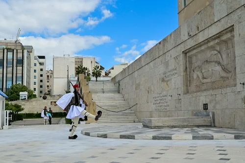 Αντιδράσεις και διαμάχες για τα σχέδια κυβέρνησης στο Μνημείο του Αγνώστου Στρατιώτη