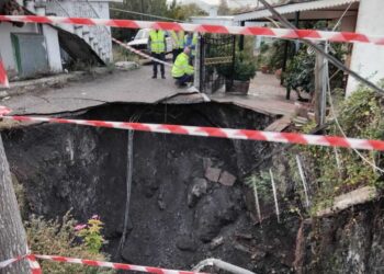 Σοκ στις Φυτείες από τεράστιο κρατήρα ανάμεσα σε σπίτια