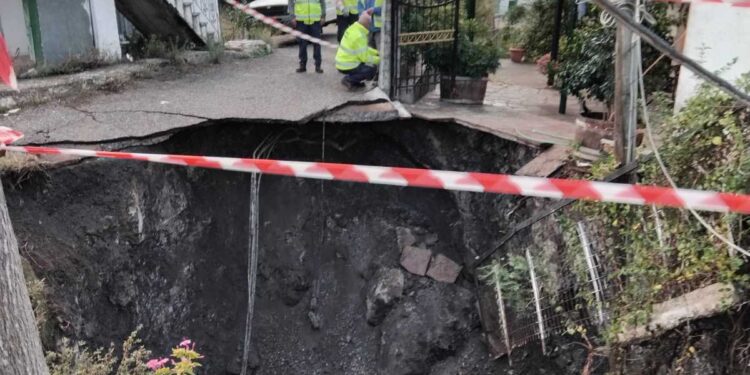 Σοκ στις Φυτείες από τεράστιο κρατήρα ανάμεσα σε σπίτια