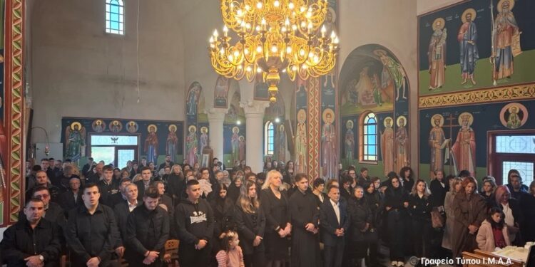 Αγρίνιο: Θλίψη και δάκρυα στα μνημόσυνα στη Λεύκα, του Άκη και της Χαριτίνης, που βρήκαν τραγικό θάνατο σε δυστύχημα και των 5 νέων του πενταπλού φονικού πριν από 19 χρόνια