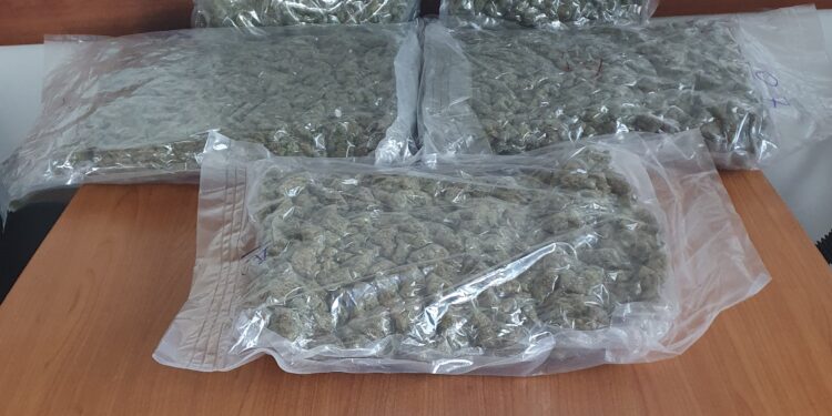 Αγρίνιο: Πιάστηκε να μεταφέρει πάνω από 5 κιλά χασίς (φωτο)