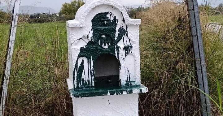 Δοκίμι Αγρινίου: Άγνωστοι βανδάλισαν εικονοστάσι πετώντας μπογιές