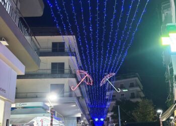 Άναψε ο Χριστουγεννιάτικος διάκοσμος – Σε γιορτινή διάθεση το Αγρίνιο! (φωτο)