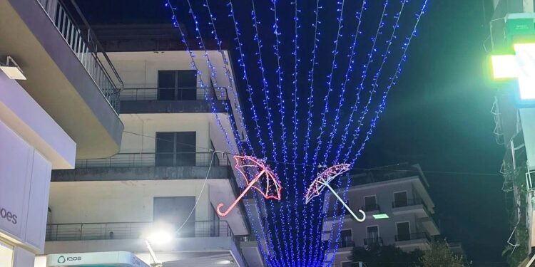 Άναψε ο Χριστουγεννιάτικος διάκοσμος – Σε γιορτινή διάθεση το Αγρίνιο! (φωτο)