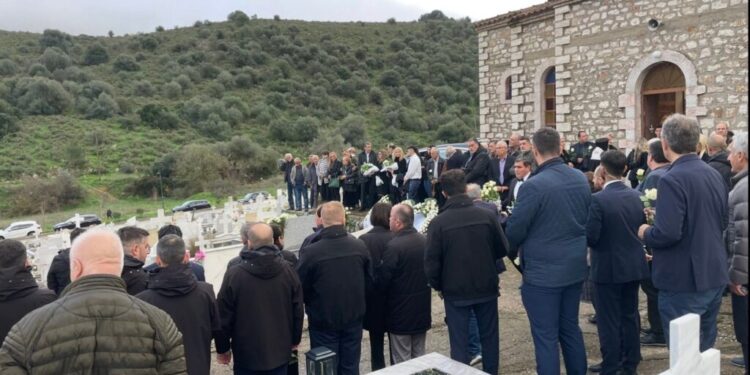 Το τελευταίο «αντίο» στον πατέρα του Νίκου Χαρδαλιά, Γιώργο, στην Αμφιλοχία