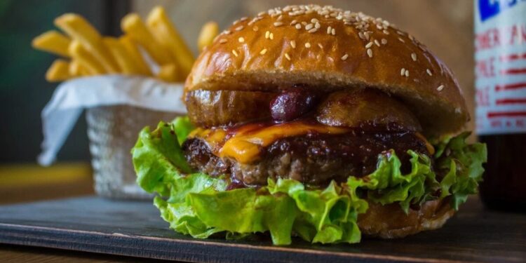 Κορωπί: 22χρονος κατάπιε ολόκληρο μπέργκερ χωρίς να το μασήσει και νοσηλεύεται διασωληνωμένος