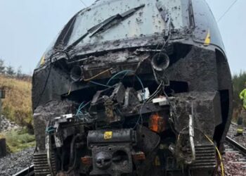 Κατολίσθηση προκάλεσε τον εκτροχιασμό του τρένου στη Βρετανία – Τέσσερις τραυματίες