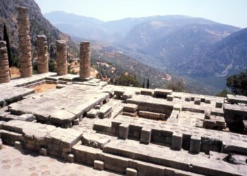 Δελφοί: Συνελήφθησαν δύο Πολωνοί τουρίστες – Κατηγορούνται για κλοπή από τον αρχαιολογικό χώρο