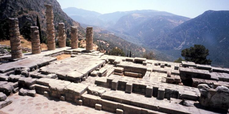 Δελφοί: Συνελήφθησαν δύο Πολωνοί τουρίστες – Κατηγορούνται για κλοπή από τον αρχαιολογικό χώρο