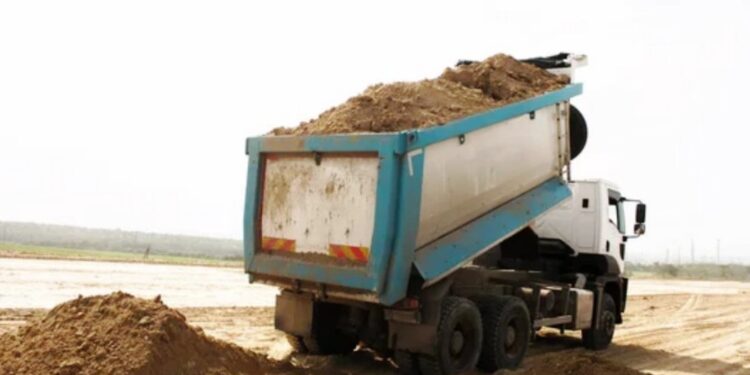 Λεπενού: Ξεφόρτωνε πέτρες και χώμα σε κοινοτική έκταση και συνελήφθη