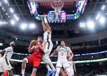 Αντετοκούνμπο vs Σενγκούν: Οδοστρωτήρας ο Γιάννης, απίστευτο καλάθι από τον Τούρκο