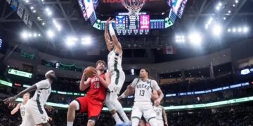 Αντετοκούνμπο vs Σενγκούν: Οδοστρωτήρας ο Γιάννης, απίστευτο καλάθι από τον Τούρκο