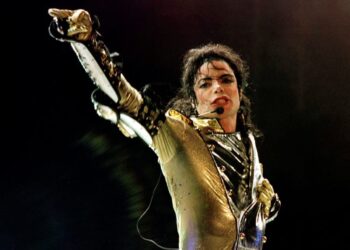 Ο Μάικλ Τζάκσον «ζωντανεύει» ξανά: Το «Thriller» επέστρεψε στο Top 10 του Billboard – 16 χρόνια μετά τον θάνατό του