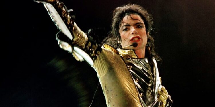 Ο Μάικλ Τζάκσον «ζωντανεύει» ξανά: Το «Thriller» επέστρεψε στο Top 10 του Billboard – 16 χρόνια μετά τον θάνατό του