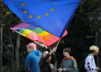 ΕΕ: «Η άρνηση αναγνώρισης γάμου ομοφύλων παραβιάζει το δικαίωμα στην οικογενειακή ζωή»