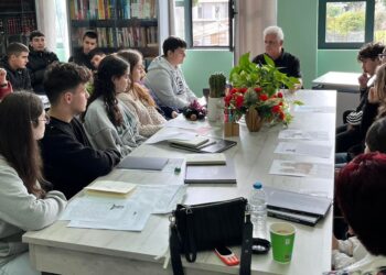 Στην αίθουσα της βιβλιοθήκης/αναγνωστηρίου του 1ου Γενικού Λυκείου Αγρινίου φιλοξενήθηκε ο Βασίλης Παπασάικας